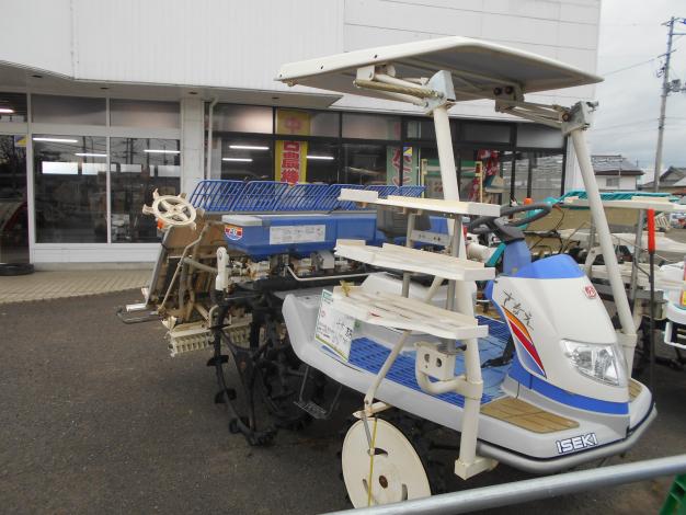 中古　イセキ　田植機　キャノピー仕様　補助車輪付き