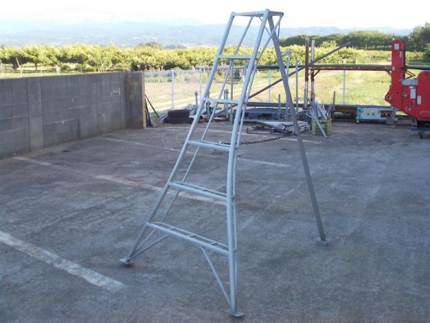 中古　アルミ園芸三脚