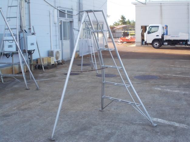 中古　アルミ園芸三脚