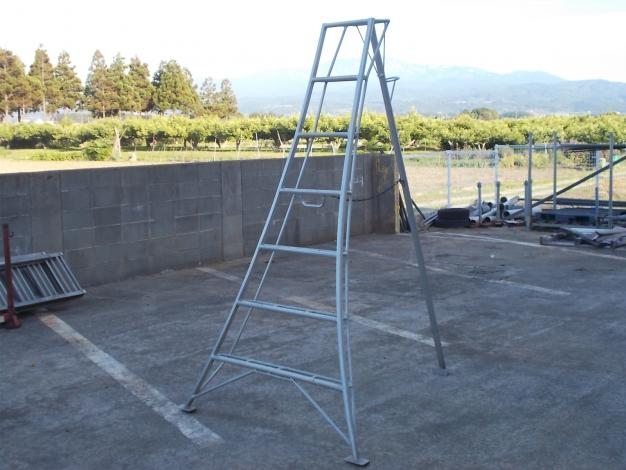 中古　アルミ園芸三脚