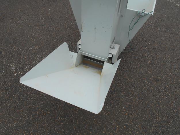 コンマ製作所　中古床土用土供給機