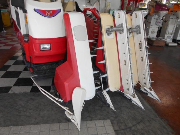 中古 3条刈り 22馬力 コンバイン