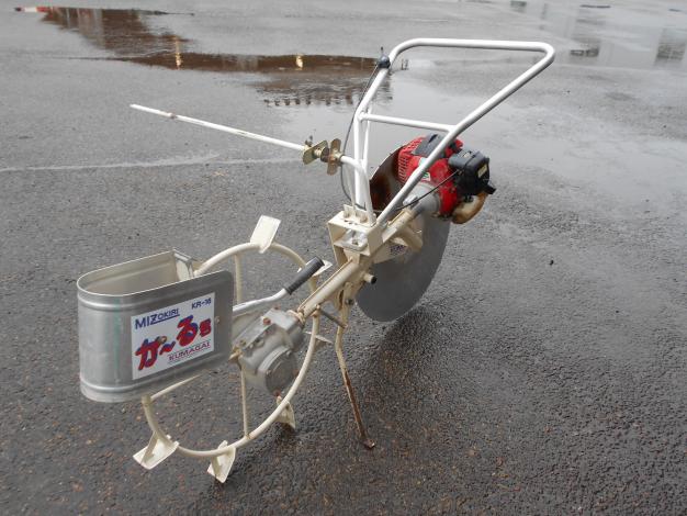 動力溝切機(畦畔シート張り)