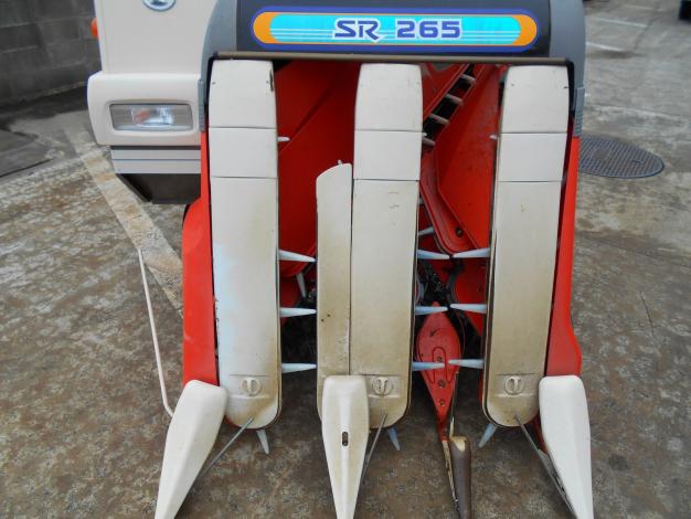 【sold out】クボタ コンバイン 3条刈 SR265 26馬力 自動水平 271時間 グレンタンク オーガ 【簡易清掃】【農機具でっく】【福岡】【コンバイン】 3条刈の26馬力クボタコンバインAR326スイスデバイダ付き ⚙ 中古農機具