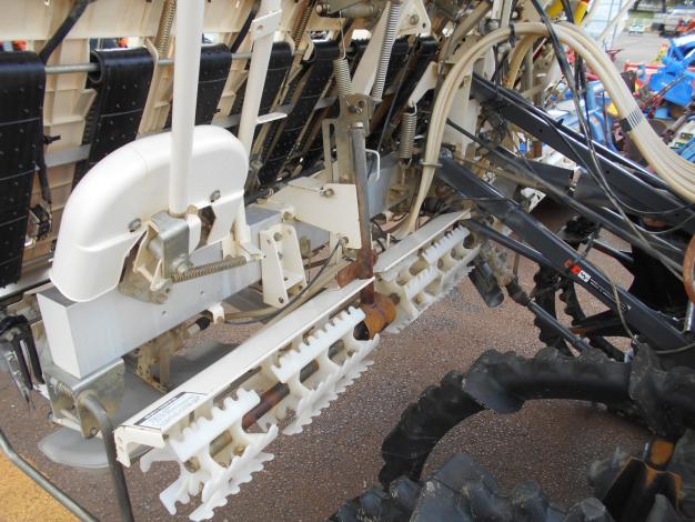 三菱　8条田植機