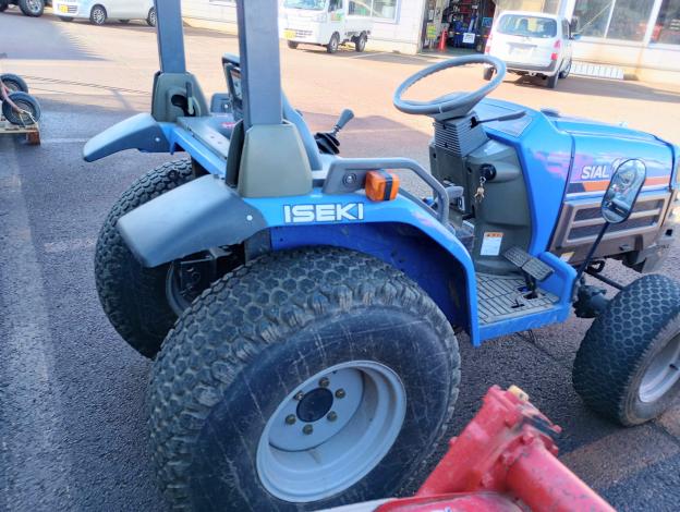 イセキ　中古　トラクタ-