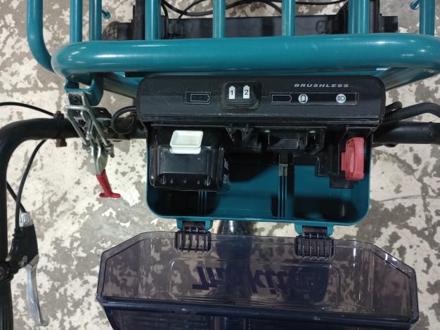 マキタ　充電式運搬車